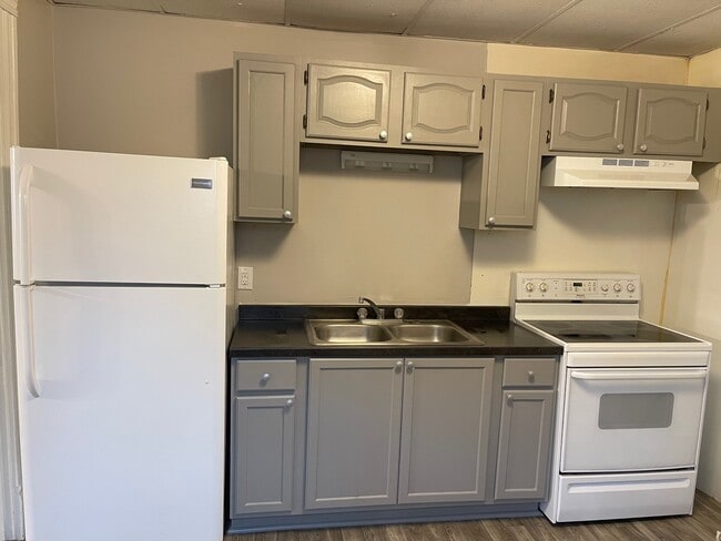 Building Photo - 636 Elm Ave Unit 2