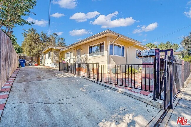 Building Photo - 4553 Huntington Dr N Rental