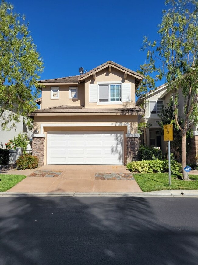 Building Photo - PICTURE PERFECT 2 BR/2 BATH PLUS LOFT DETACHED HOME IN GATED COMMUNITY
