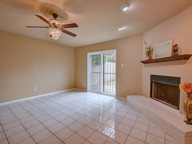 Photo - 6330 Creekbend Dr Unidad D