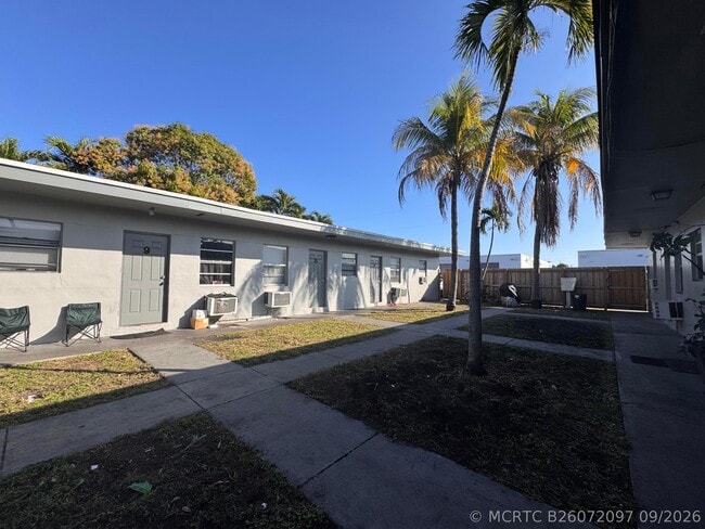 Building Photo - 825 NW 10th Terrace Unit 13