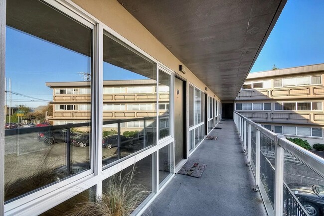 Photo - Location, Location, Location! - Modern one bedroom near Alki Point Lighthouse Unidad 13