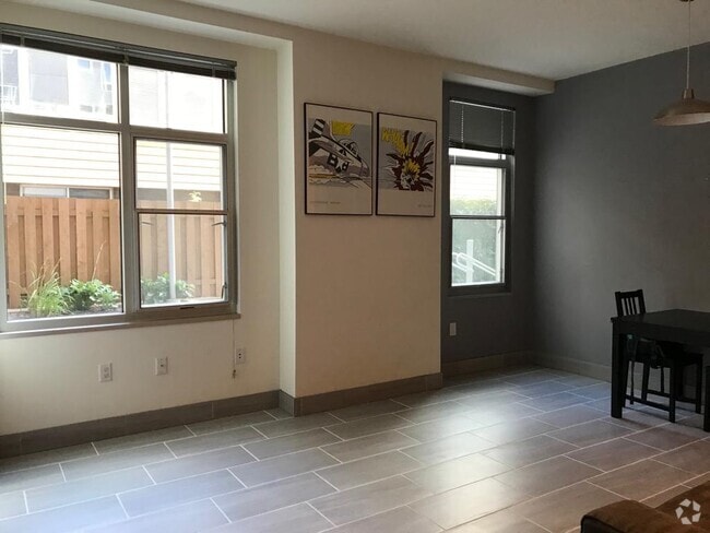 Building Photo - 309 W Washington Ave Unit 2XX Rental