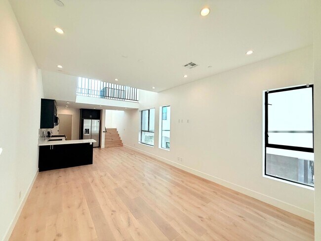 Photo - Beautiful Modern Luxury 4 Story Townhome - 4 bed - 3.5 bath with Rooftop Deck in Silver Lake