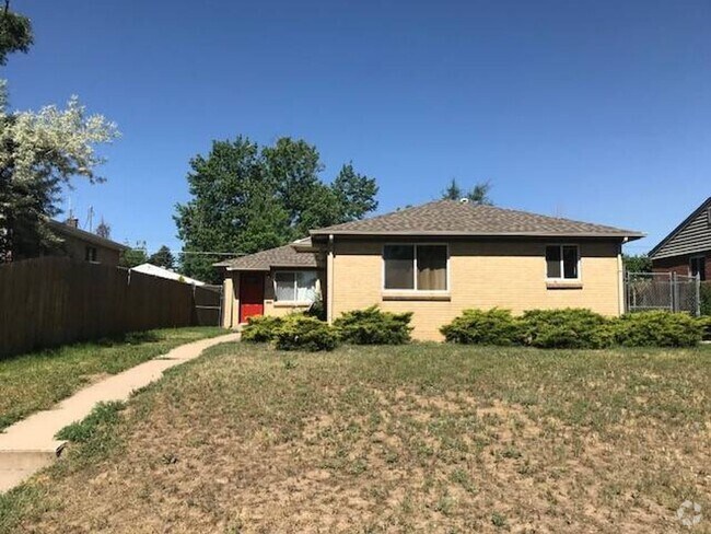 Building Photo - Updated 2 bed 1 bath duplex in Park Hill! Rental