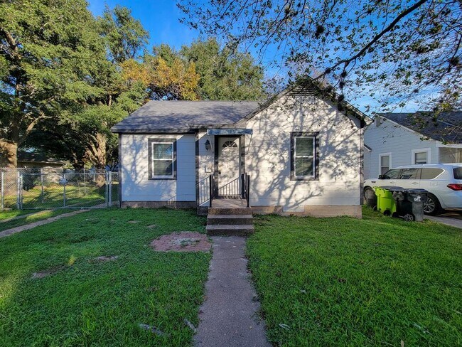 Photo - 1113 San Jacinto St House
