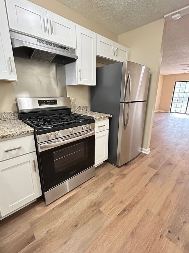 Building Photo - Ash Street (1030) Unit B