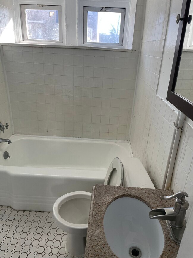 Photo - 314 W 31st St Apartments Unit B