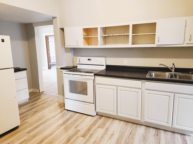 Building Photo - 221 8th St E Unit 1