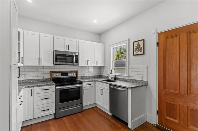 Photo - 15 1/2 Bayview Ave