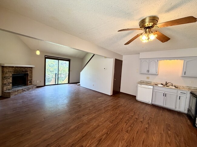 Photo - 215 NE Timbercreek Dr