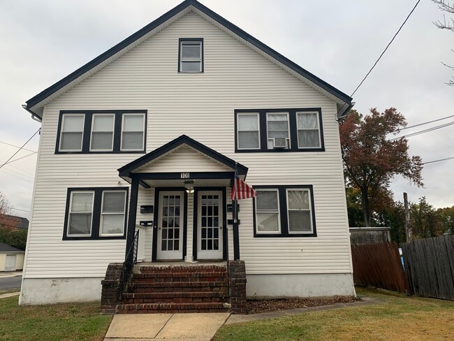 Building Photo - 106 2nd Ave Unit 2nd Floor Left
