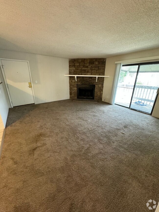 Building Photo - Second Level 3 Bed, 2 Bathroom Condo in Ro... Unit 202