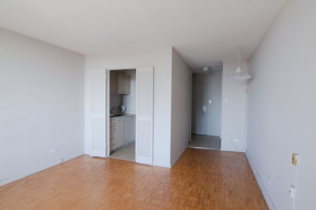 Building Photo - 1975 Maisonneuve Blvd W Unit 2102