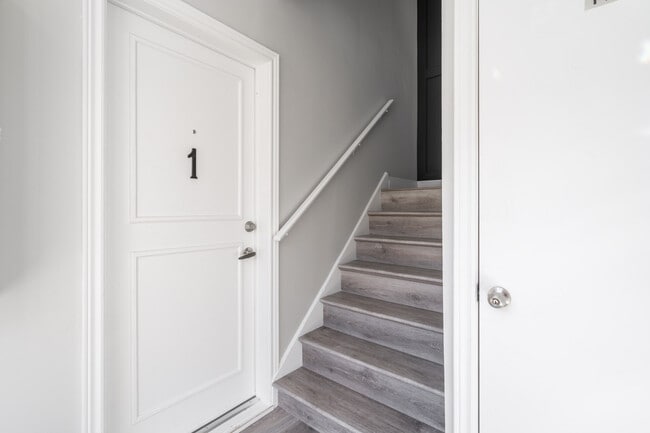 Building Photo - Spacious 1 Bedroom in quiet building Unit 1