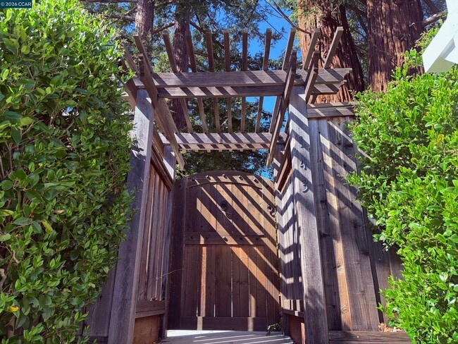 Building Photo - 143 Pulido Rd