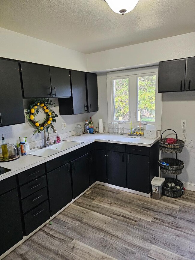 Photo - 904 W Divide Ave