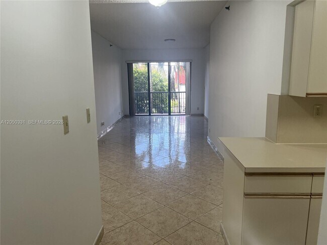 8816 Collins Ave Unidad 105