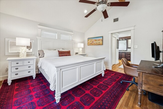 Photo - 825 Merrill St