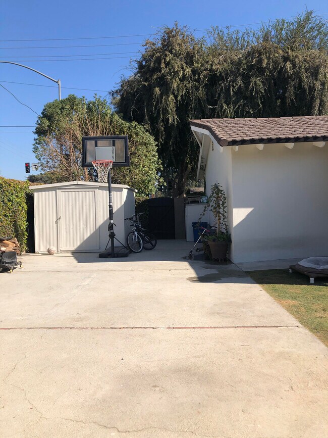 RV Parking - 10304 Cliota St