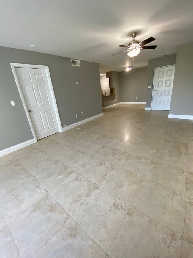 Building Photo - 2820 N Oakland Forest Dr Unit 102 Rental