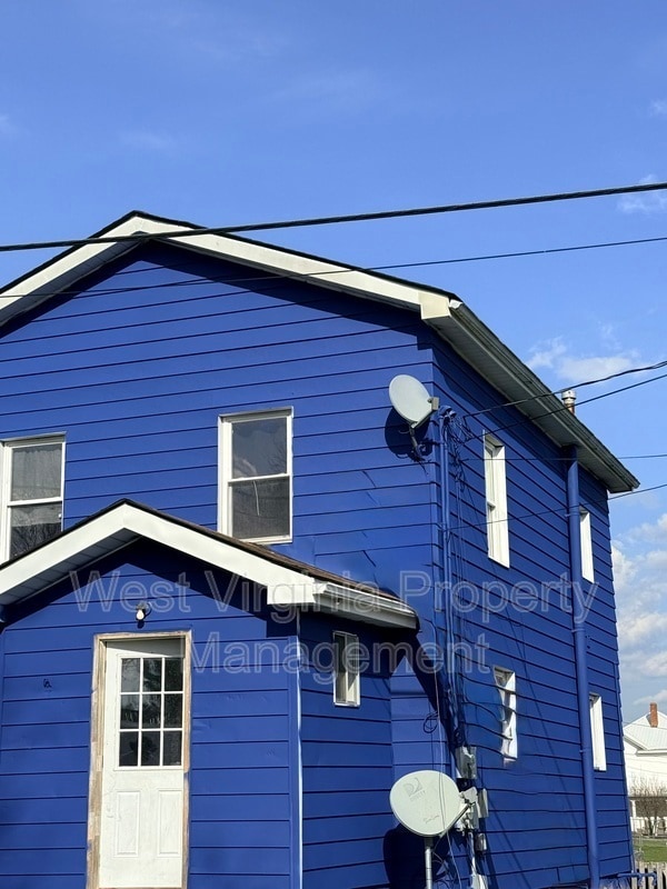 Building Photo - 304 N 3rd St Unit Lower