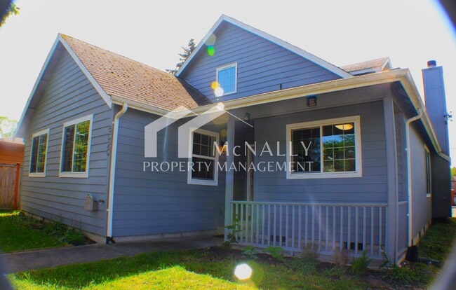 Building Photo - Charming 3 Bedroom Home with Fenced Yard & Detached Garage