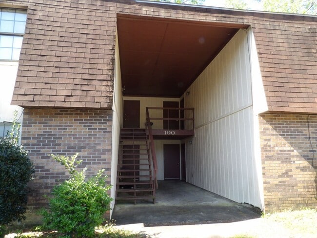 Building Photo - Rolling Meadows Apartments and Townhouses,... Unit 100D Woodview Drive