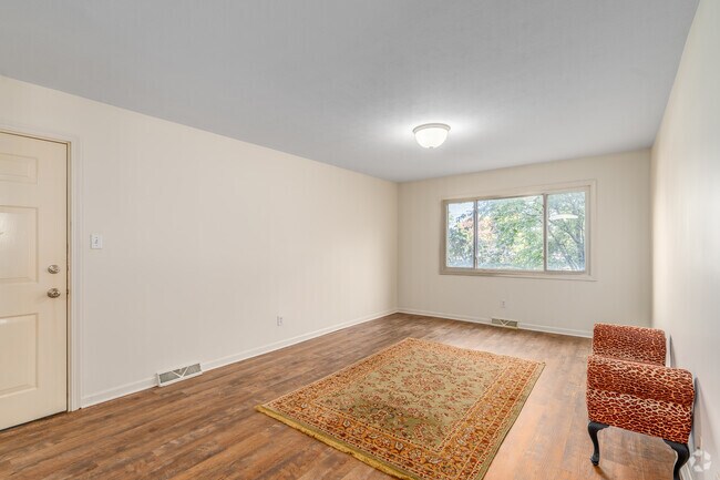2BR, 1BA - 770SF - Living Room