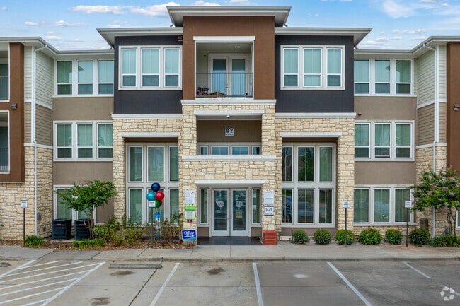 Entrada al edificio - Green Oaks Apartments- Income Restricted