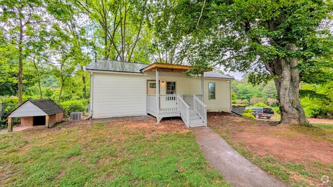 Building Photo - Newly Renovated | Upstairs Duplex | Minute... Rental