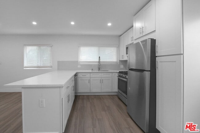 Photo - 11347 Emelita St Unidad 6