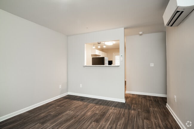 1BR, 1BA - 775SF - Living Room