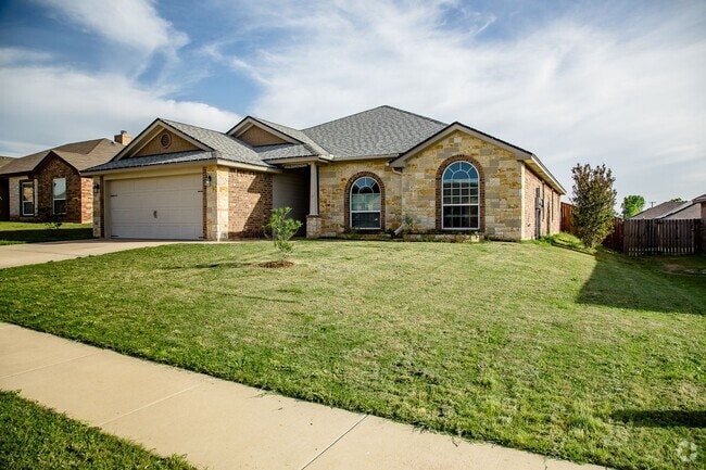 Building Photo - For Lease – $2,100/month | $2,250 Security... Rental