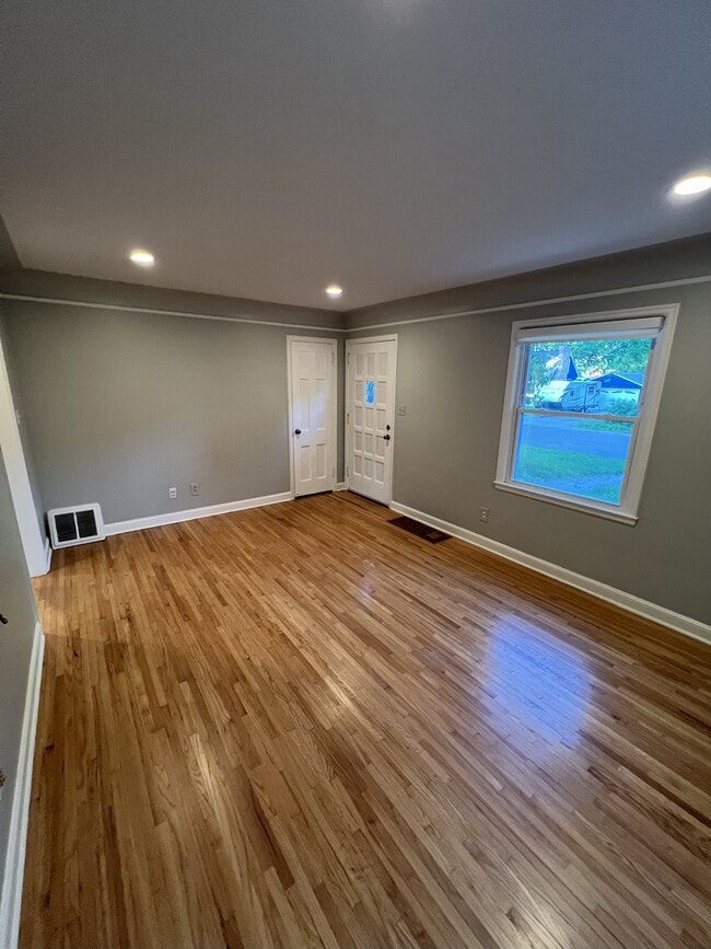 Photo - 7314 James Ave S