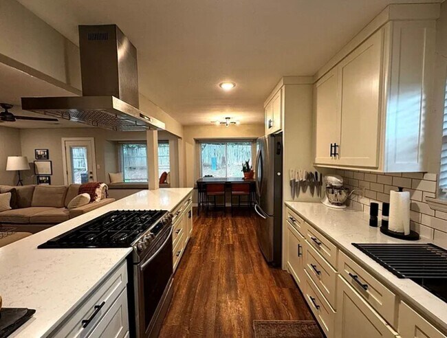 Photo - 1739 Creek Ct