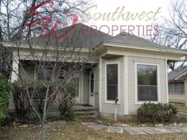 Building Photo - Charming 2 Bedroom Home with Hardwood Floors, Bay Window, High Ceilings + Fenced Yard!