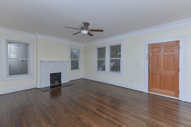 Photo - 2204 College St