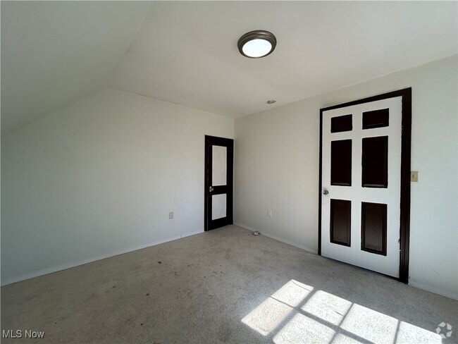 Building Photo - 5910 Pilsen Ave Unit UP Rental