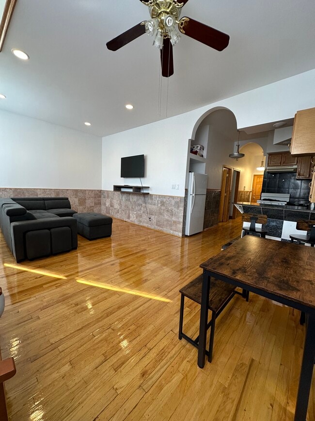 Building Photo - 1521 W Walton St Unit 2 Rental