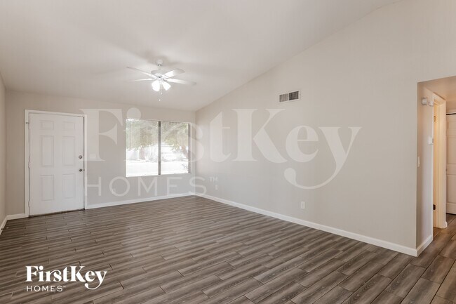 Photo - 619 W Wescott Dr