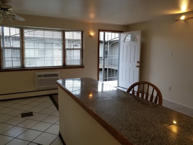 Photo - RENT SPECIAL! 1 BD on the TOP FLOOR. Cats ... Unit 680-305