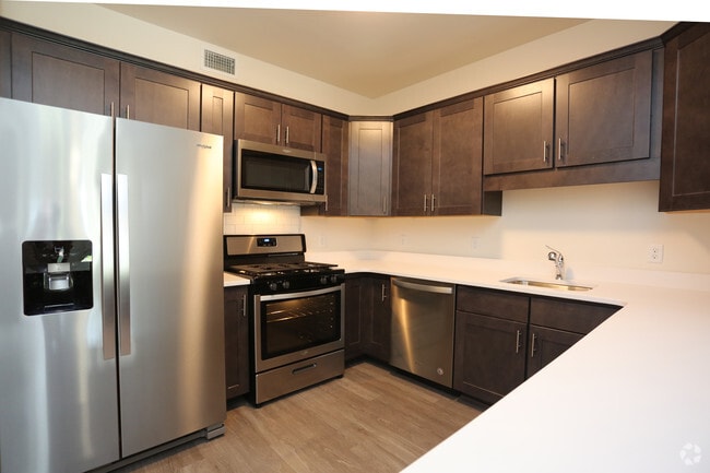 Kitchen - Fairfield Townhouses at Selden