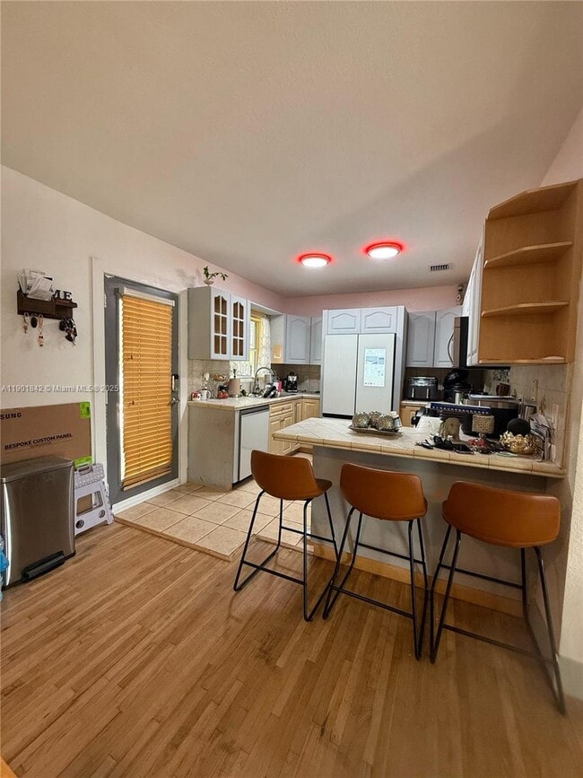 Photo - 571 E 59th St