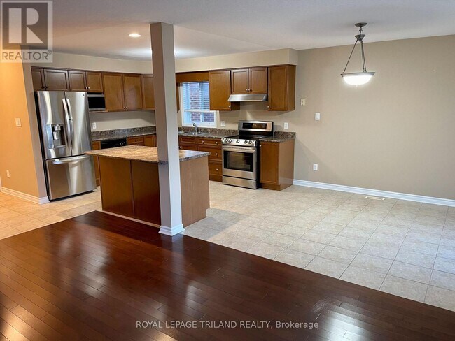 Photo - 979 Crosscreek Ct