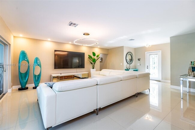 Photo - 709 Elm Tree Ln