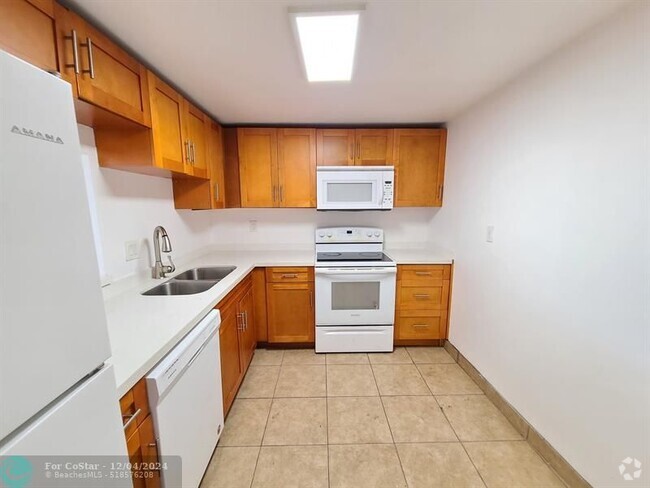 Building Photo - 4384 NW 9th Ave Unit 20-3D Rental