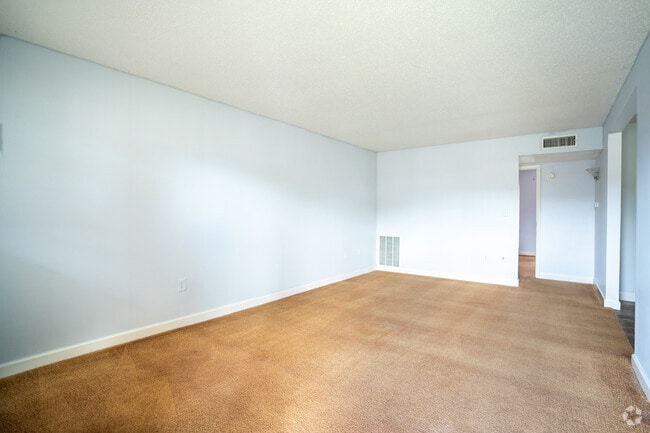 1BD, 1BA - 628SF - Living Room