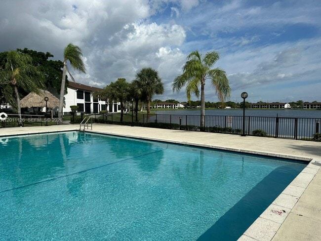 Building Photo - 210 Lake Pointe Dr Unit 105
