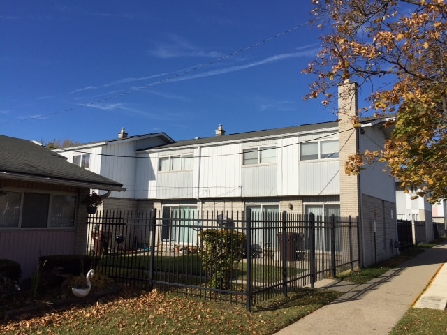 Building Photo - Parklane Townhouses